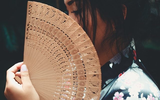 Comment s’habiller avec une veste kimono pour une femme ?