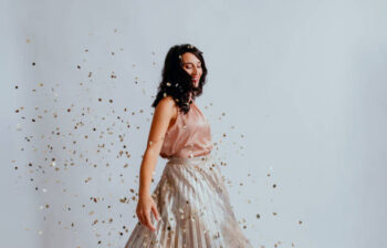 Pourquoi les vêtements en satin sont-ils si appréciés pour les soirées habillées ?