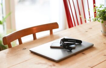 La montre en bois elle est destinée aux hommes ou aux femmes ?