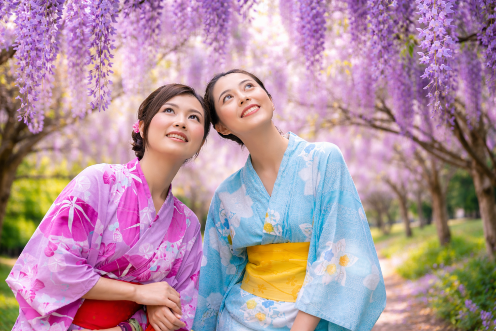 Femmes en kimono sous les glycines